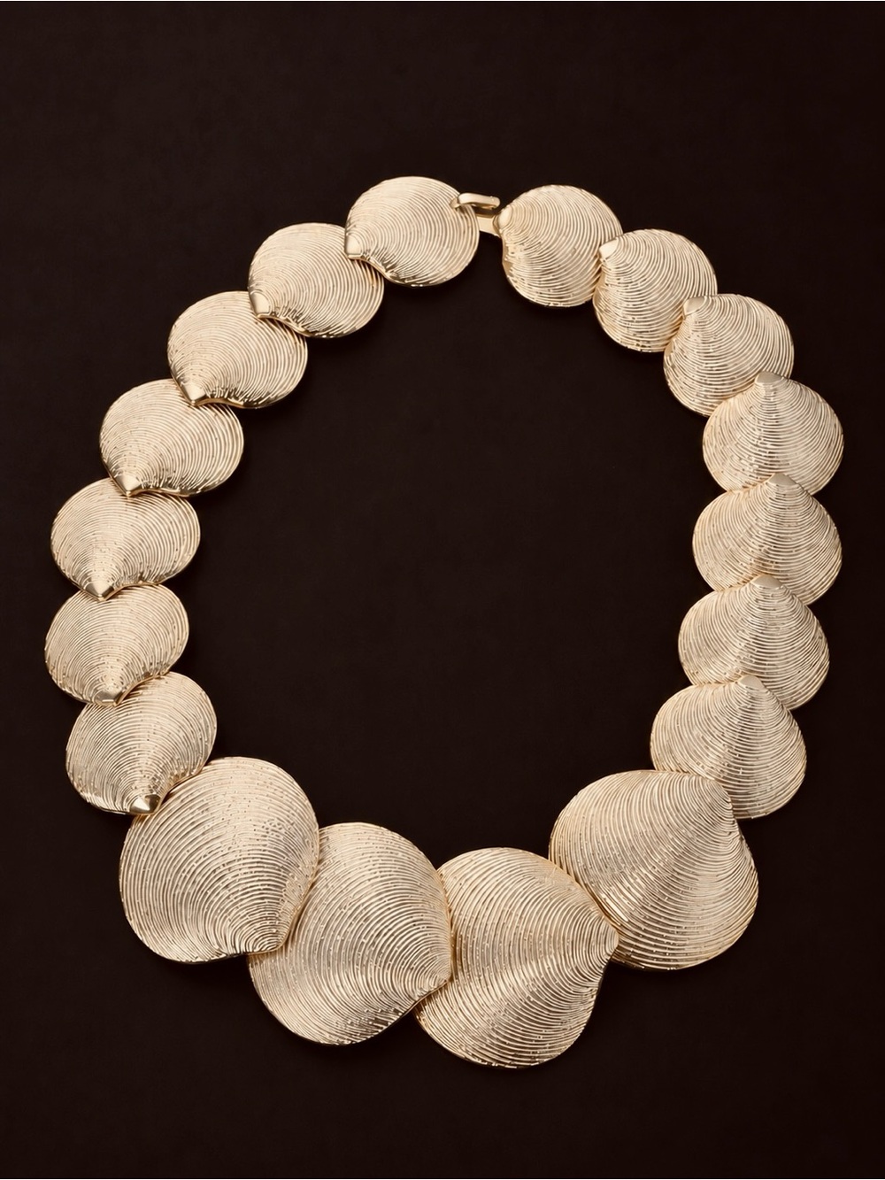 Amazing White-washed, Goldtone Chunky Graduated Shell Link Necklace!